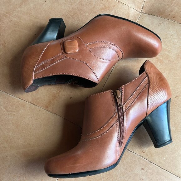 Brown Leather Ankle Booties Soft Classic Heeled Fall Shoes Clarks Bendables, 7 - Picture 2 of 11